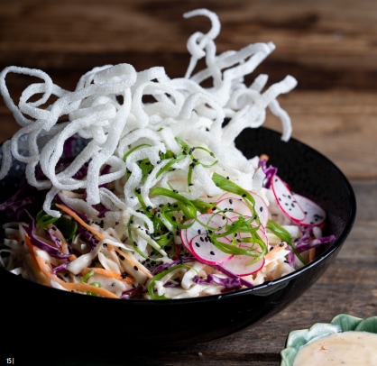 סלט כרוב עם אטריות שעועית בסגנון תאילנדי